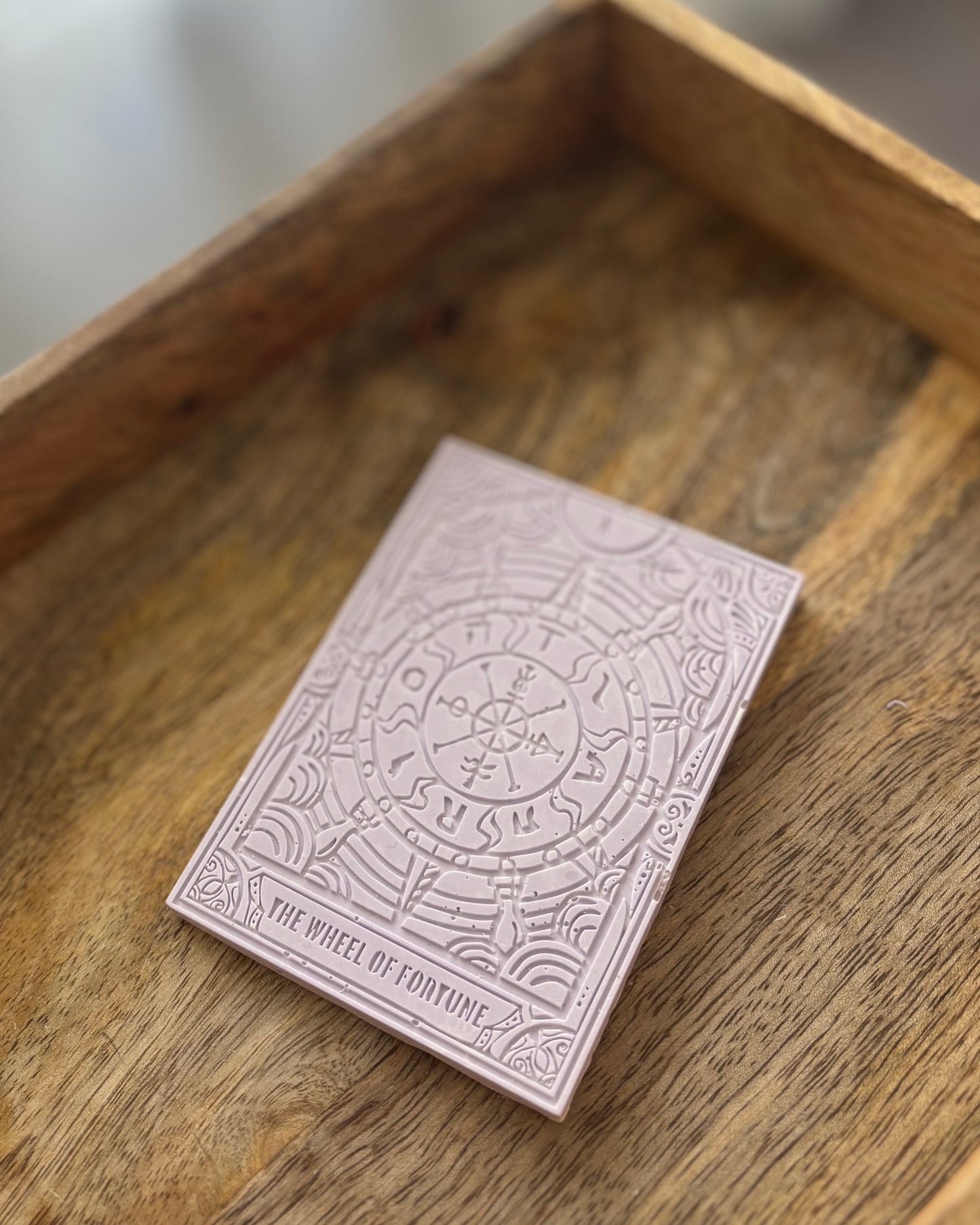 Carte tarot roue de la fortune lilas